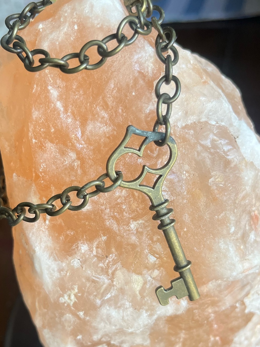 Cute Antiqued Skeleton Key Choker - Picture 2 of 4